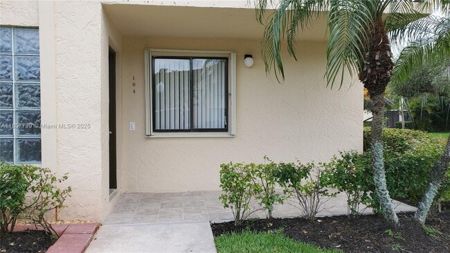 16481 Blatt Blvd in Weston, FL - Foto de edificio - Building Photo