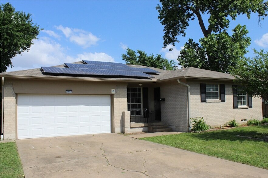 1318 N Rogers Rd, Unit 818 in Irving, TX - Building Photo
