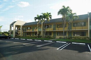 1825 Meadows Cir W in Boynton Beach, FL - Building Photo