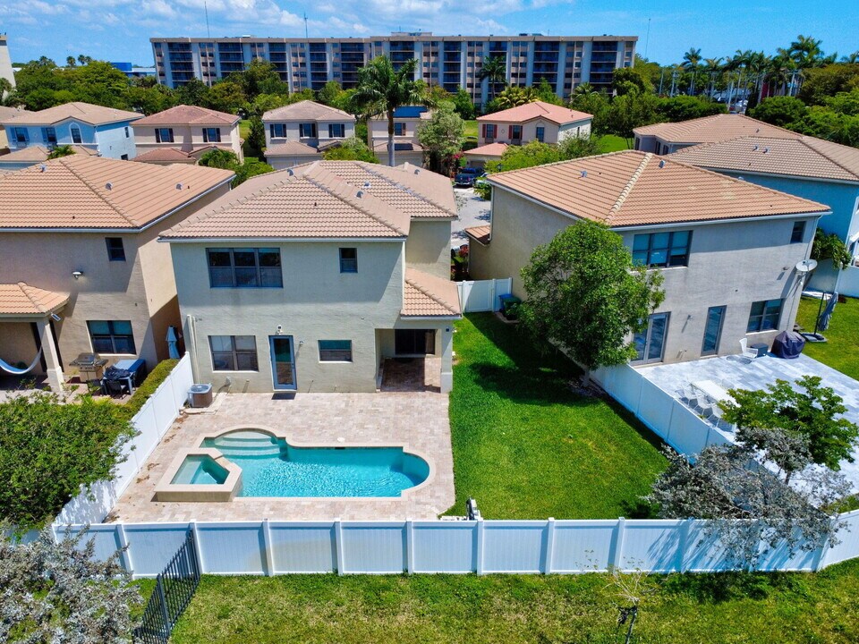 972 NE 193rd Terrace in Miami, FL - Building Photo