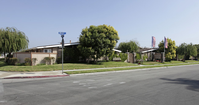 Palm Garden Apartments in Anaheim, CA - Foto de edificio - Building Photo