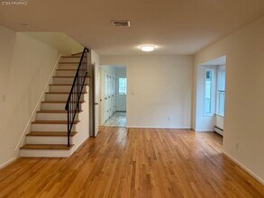 17 Linwood Rd N in Port Washington, NY - Building Photo - Building Photo
