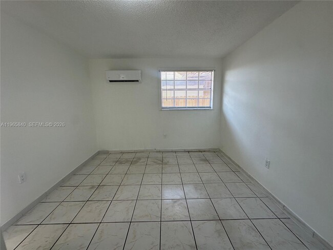 666 W 17th St in Hialeah, FL - Building Photo - Building Photo