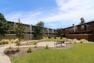 Mountain View Apartments in Concord, CA - Building Photo - Building Photo