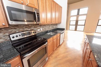 2720 S Arlington Mill Dr-Unit -102 in Arlington, VA - Foto de edificio - Building Photo