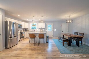 21 Wildwood Dr in Bangor, ME - Building Photo