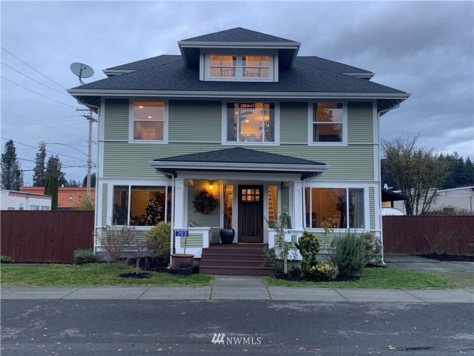 703 E Washington Ave in Burlington, WA - Building Photo