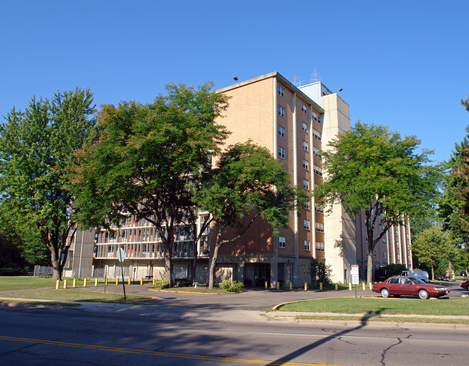 Cole Manor Apartments in Springfield, OH - Building Photo