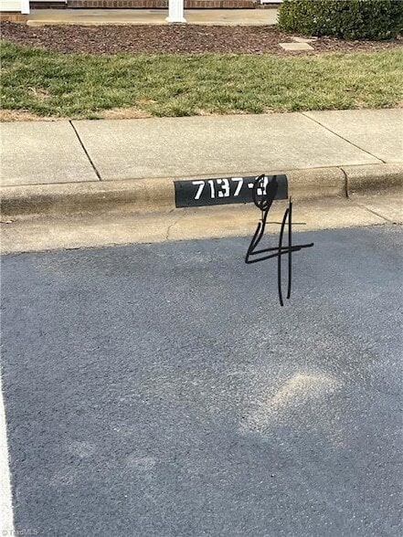 7137 W Friendly Ave, Unit D in Greensboro, NC - Building Photo - Building Photo