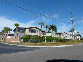 2 Causeway Blvd in Dunedin, FL - Building Photo