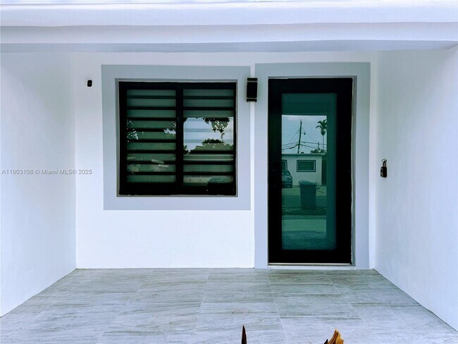 240 SW 55th Ave in Coral Gables, FL - Building Photo - Building Photo