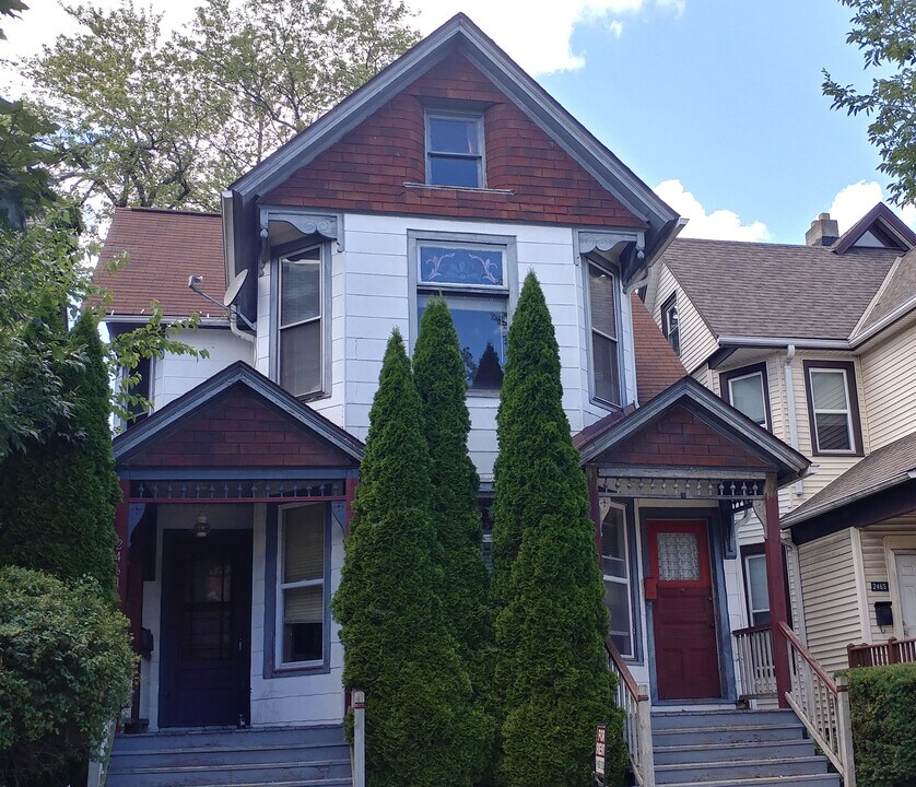 2461 N Oakland Ave, Unit 2461Lower in Milwaukee, WI - Foto de edificio