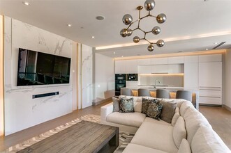 2408 Victory Park Ln in Dallas, TX - Building Photo - Building Photo