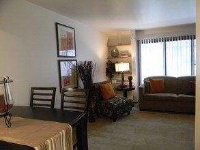 Hampton Gardens in Milwaukee, WI - Foto de edificio - Interior Photo