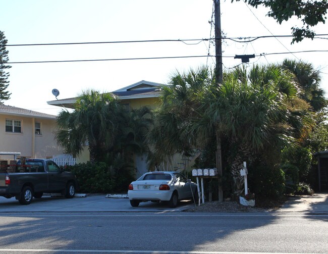 9119 Midnight Pass Rd in Sarasota, FL - Foto de edificio - Building Photo