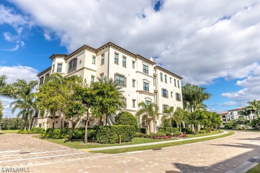 16425 Carrara Way, Unit 301 in Naples, FL - Foto de edificio