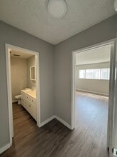 Weddington Mid-Rise in Valley Village, CA - Foto de edificio - Building Photo