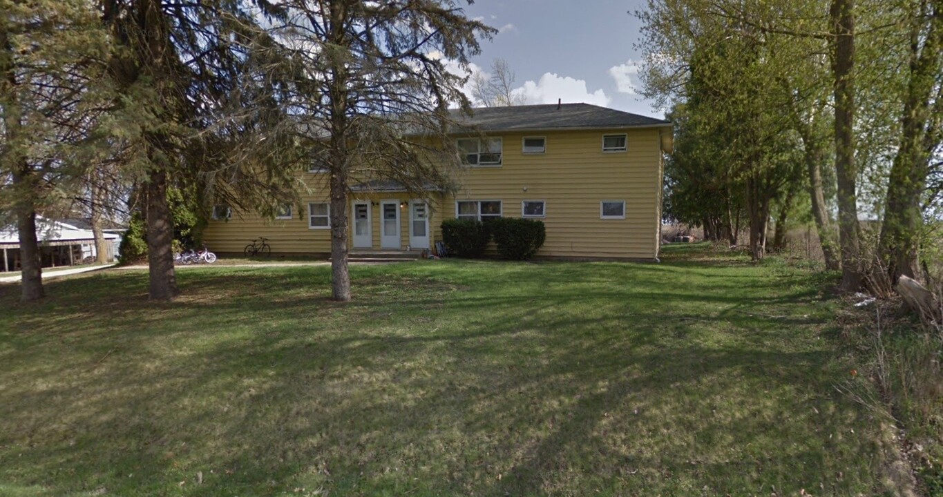 143 E South St, Unit 143 in Dakota, IL - Building Photo