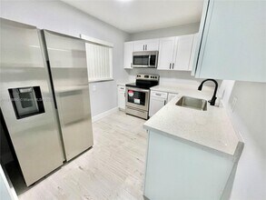 7777 SW 86th St in Miami, FL - Building Photo - Building Photo