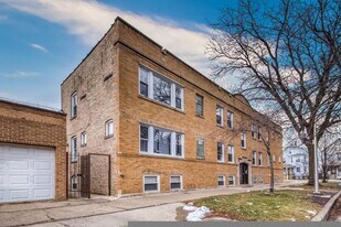 3604 W Roscoe St, Unit G in Chicago, IL - Building Photo