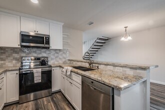 2121 Fountain View Dr in Houston, TX - Building Photo - Building Photo