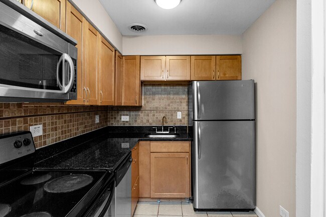 3825 N Pine Grove Ave in Chicago, IL - Building Photo - Building Photo