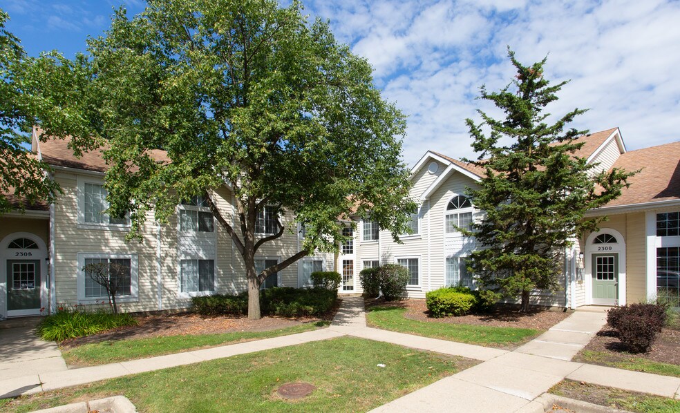 Versailles on the Lakes Schaumburg Apartments Schaumburg, IL