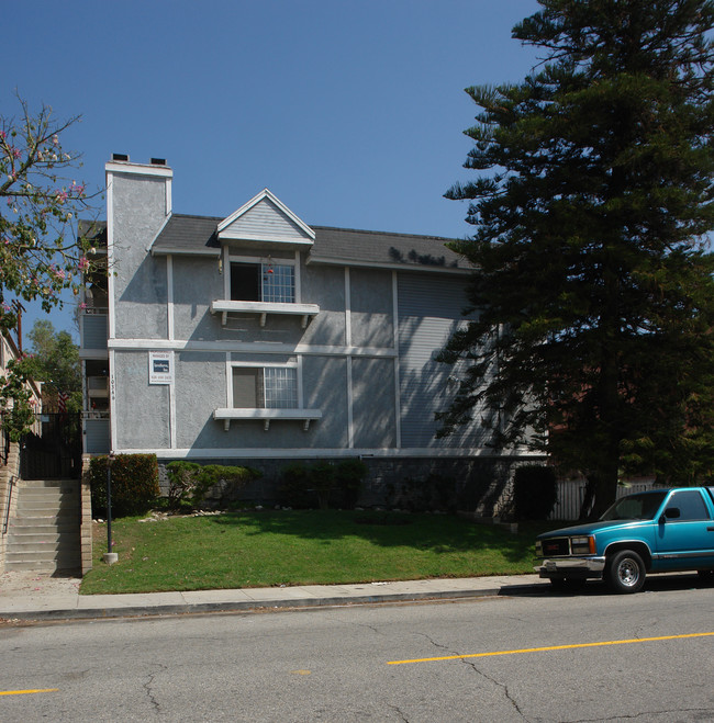 10346 Commerce Ave in Tujunga, CA - Foto de edificio - Building Photo