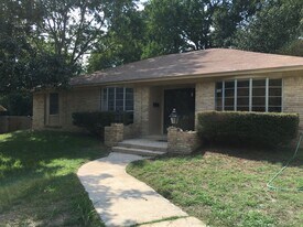 205 N Garden Club Dr in Overton, TX - Building Photo