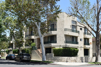 7038 Vesper Ave in Van Nuys, CA - Building Photo - Primary Photo