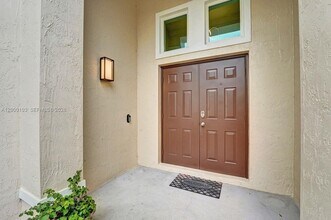 1063 Cedar Falls Dr in Weston, FL - Building Photo - Building Photo