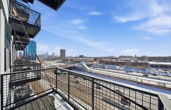 1224 W Van Buren St, Unit 504 in Chicago, IL - Building Photo - Building Photo