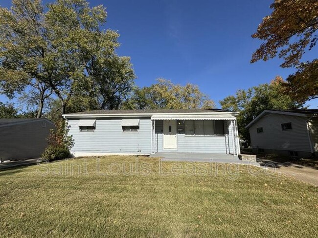 1075 Hallwood Dr in Florissant, MO - Building Photo - Building Photo