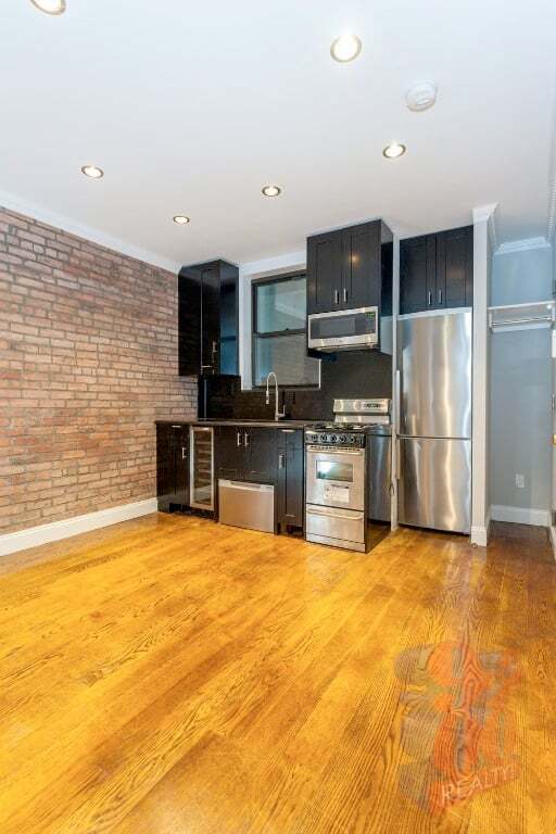 422 E 9th St in New York, NY - Building Photo - Building Photo