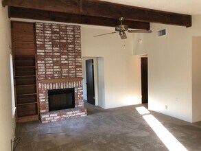 914 W Meadowmere Ln in Austin, TX - Foto de edificio - Building Photo