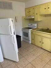 12205 Genoa Dr, Unit 4 in North Port, FL - Foto de edificio - Building Photo