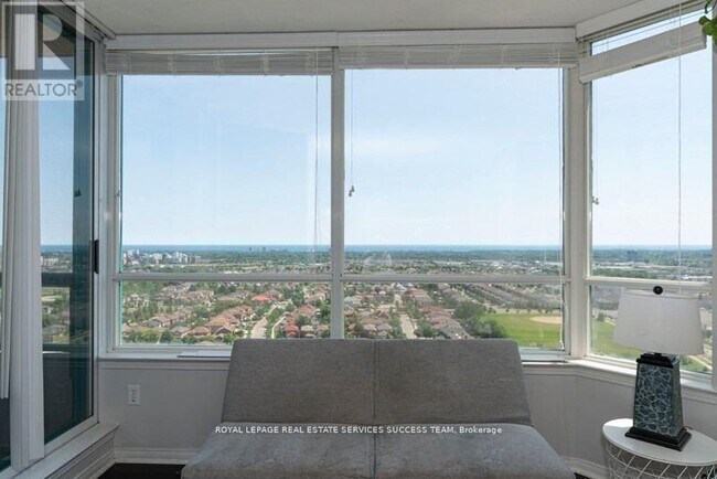 550-2550 Webb Dr in Mississauga, ON - Building Photo - Building Photo