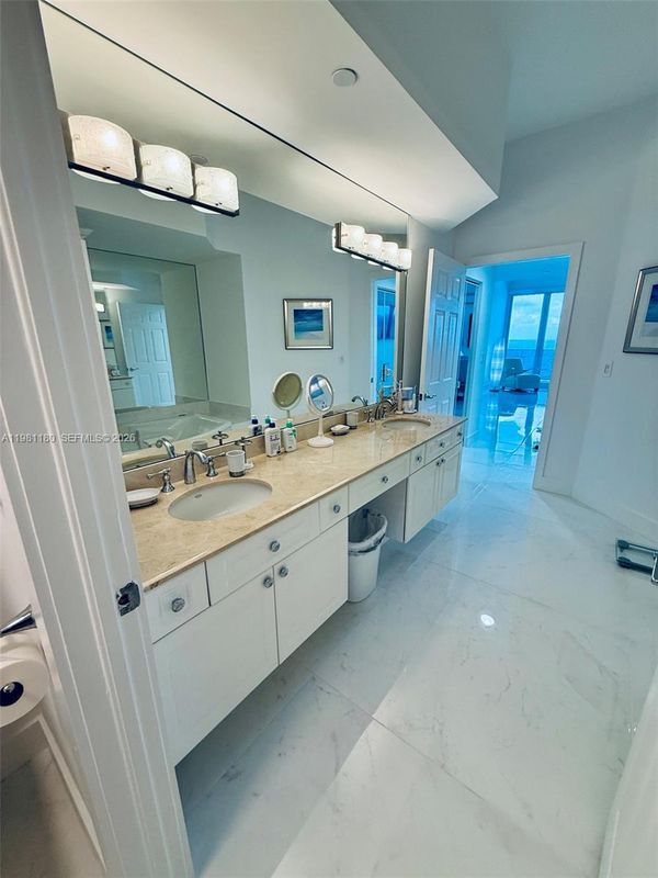 3200 N Ocean Blvd in Fort Lauderdale, FL - Foto de edificio - Building Photo