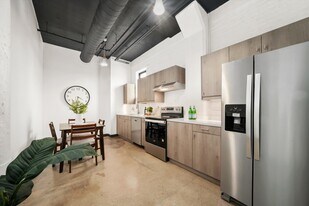 110 Cross St in Aurora, IL - Building Photo