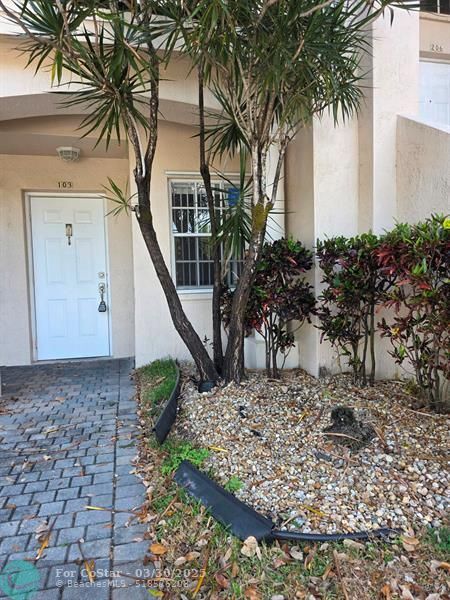 5610 NW 114th Pl in Doral, FL - Building Photo