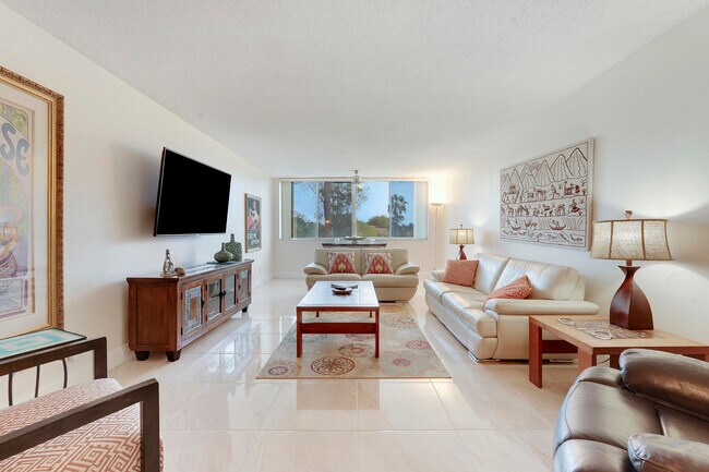 6698 10th Ave N in Greenacres, FL - Building Photo - Building Photo