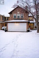 1533 Burningtree Ct in Ottawa, ON - Building Photo