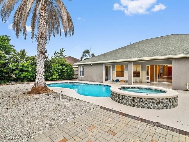 property at 602 SW McCall Rd