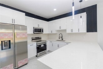 843 Duplex St E in Lehigh Acres, FL - Building Photo - Building Photo