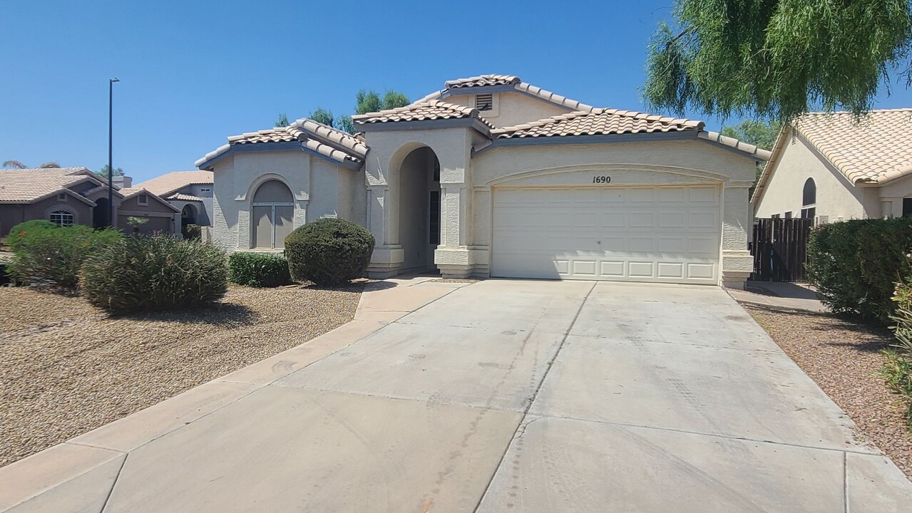 1690 W Pinon Ct in Gilbert, AZ - Foto de edificio