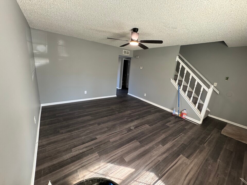 11600 E 24th St S in Independence, MO - Building Photo