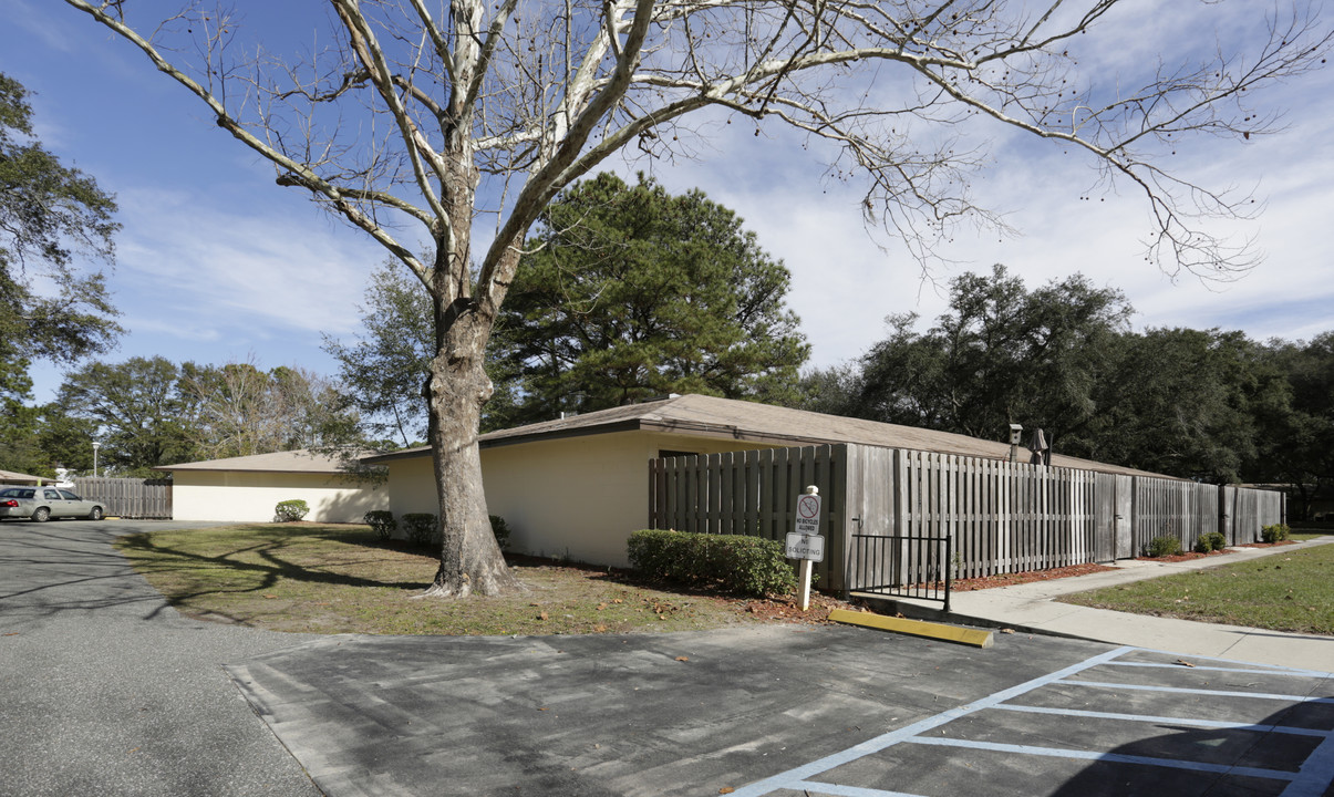 Pepper Tree Village in Fernandina Beach, FL - Foto de edificio