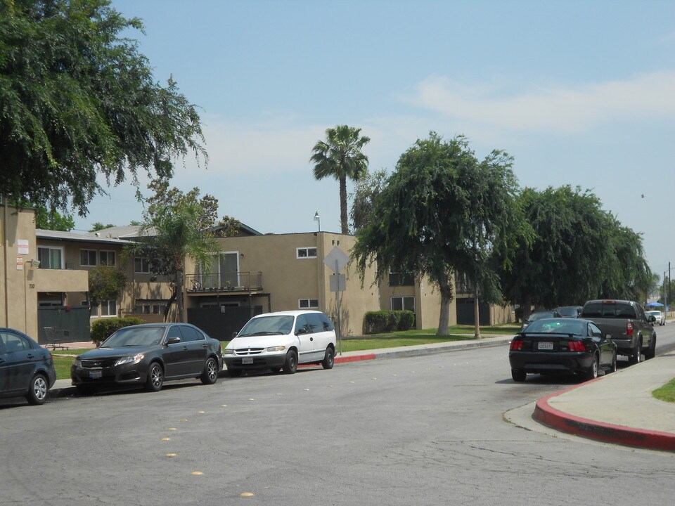 700 N East End Ave in Pomona, CA - Building Photo