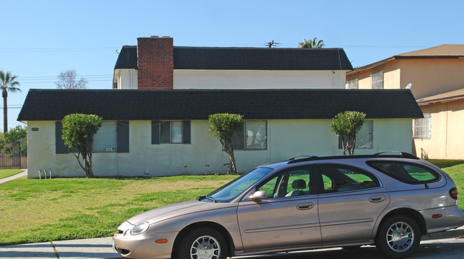 2551 Yorkshire Way in Pomona, CA - Foto de edificio - Building Photo