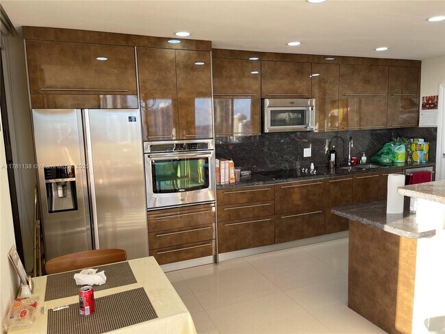 19355 Turnberry Way in Miami, FL - Building Photo - Building Photo